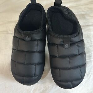 New Big kids size four the north face Thermoball traction mule black never worn
